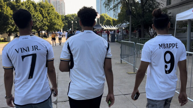 Aficionados del Real Madrid llegan al estadio con camisetas de Vinicius Jr y Mbappé este miércoles, en Chicago (EE.UU.). EFE/ Andrea Montolivo
