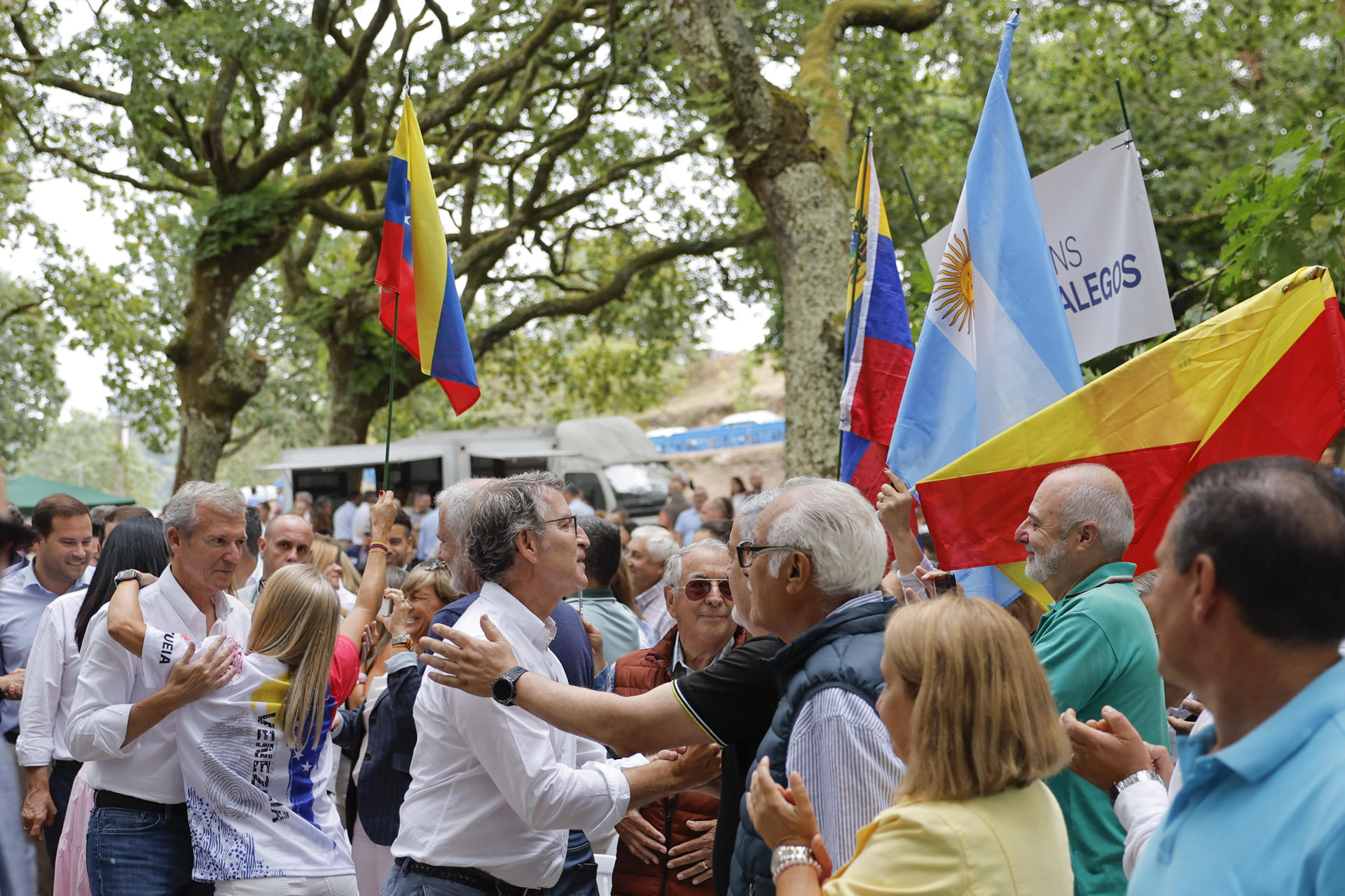 El líder del PP, Alberto Núñez Feijóo (d), acompañado del presidente de la Xunta, Alfonso Rueda, durante un acto celebrado en Cerdedo-Cotobade este sábado con el que abre el curso político en Galicia. EFE/ Lavandeira Jr
