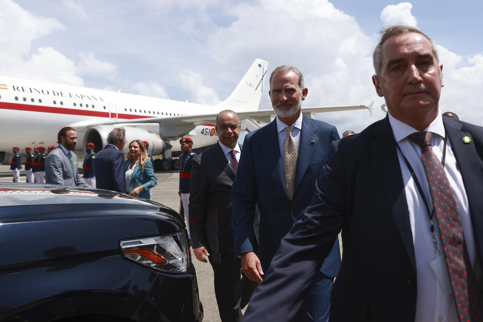 El rey Felipe VI (c) camina a su llegada al aeropuerto Las Américas con motivo de la investidura para un segundo mandato del presidente de la República Dominicana LFeliuis Abinader este jueves, en Santo Domingo (República Dominicana). EFE/ Orlando Barria
