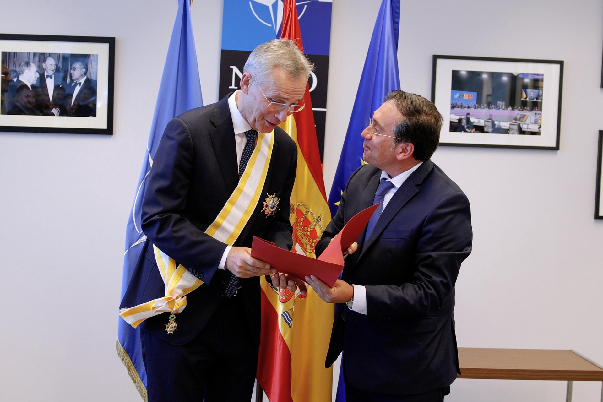 El ministro de Exteriores de España, José Manuel Albares (d), impone la Gran Cruz de la Orden de Isabel la Católica al secretario general de la OTAN, Jens Stoltenberg (i), este miércoles en la sede de la Alianza en Bruselas, este 28 de agosto de 2024, semanas antes de que termine su mandato en octubre. EFE/MITECO SOLO USO EDITORIAL/SOLO DISPONIBLE PARA ILUSTRAR LA NOTICIA QUE ACOMPAÑA (CRÉDITO OBLIGATORIO)
