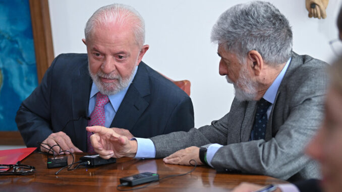 Fotografía de archivo del presidente de Brasil, Luiz Inácio Lula da Silva (i), conversa con Celso Amorim, jefe de la Asesoría Especial de la Presidencia de Brasil para Asuntos Internacionales. EFE/ Andre Borges
