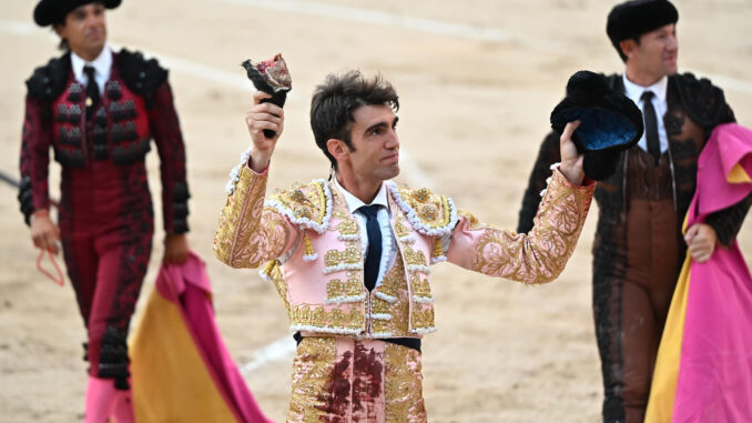 El diestro Adrián de Torres tras la lidia de su segundo astado durante la corrida en la que ha compartido cartel con Jesús Duque y Gómez del Pilar , este jueves en la plaza de toros de Las Ventas, en Madrid. EFE/ Fernando Villar
