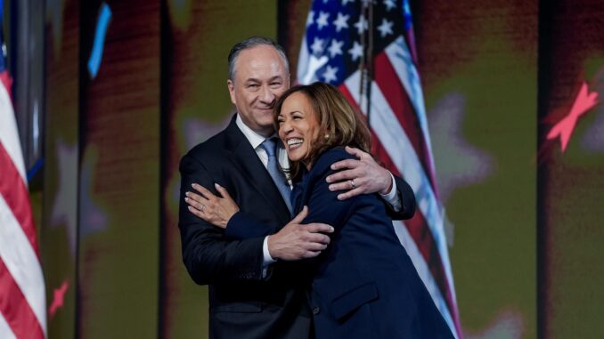 La candidata presidencial demócrata y vicepresidenta de Estados Unidos, Kamala Harris (derecha), y su esposo, Doug Emhoff (izquierda). EFE/Will Oliver
