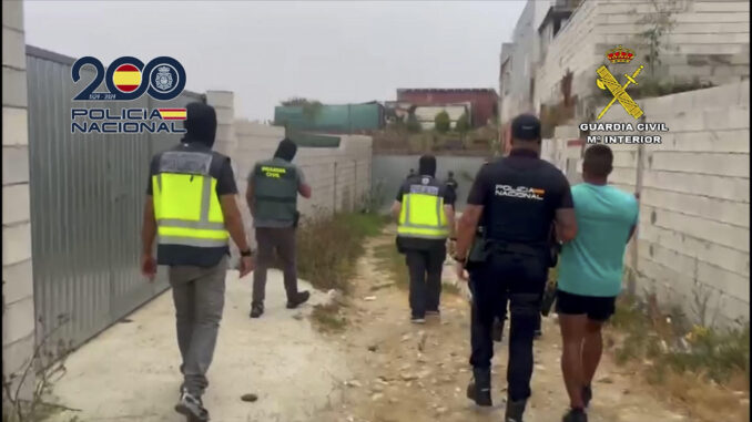 Agentes de la Policía Nacional han desarticulado una de las organizaciones más activas del Campo de Gibraltar presuntamente dedicada a introducir en la península cocaína y hachís a gran escala. Según han informado este domingo la Policía Nacional y la Guardia Civil en sendos comunicados, en esta operación conjunta han sido detenidas 14 personas, otras 13 están siendo investigadas y se han intervenido 4.848 kilos de hachís, 410 kilogramos de cocaína, tres embarcaciones tipo zódiac, 100 gramos de MDMA y 525 cartuchos de armas de fuego. EFE/ Policía Nacional / ***SOLO USO EDITORIAL/SOLO DISPONIBLE PARA ILUSTRAR LA NOTICIA QUE ACOMPAÑA (CRÉDITO OBLIGATORIO)***
