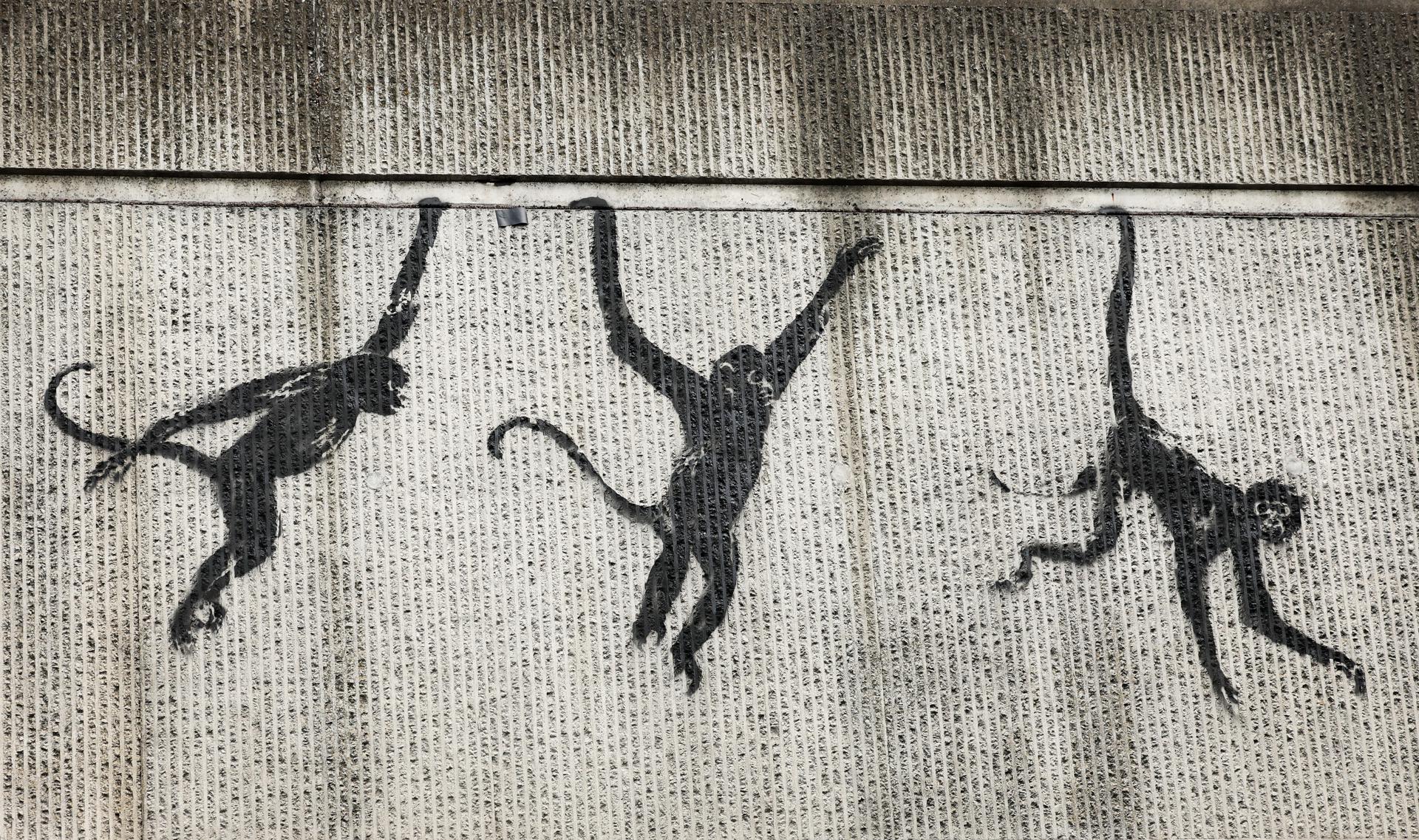 Se ve una nueva obra de arte de Banksy con monos en el costado de un puente ferroviario Overground en Shoreditch, al este de Londres, Gran Bretaña, el 8 de agosto de 2024. El artista británico Banksy lanzó el 7 de agosto en Londres una tercera obra de arte con temática animal en tres días. (Reino Unido, Londres) EFE/EPA/ANDY LLUVIA
