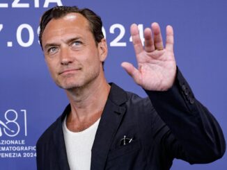 El actor británico Jude Law posa en un photocall para 'The Order' durante el Festival de Cine de Venecia, en Venecia, Italia, el 31 de agosto de 2024. La película se presenta en la competición oficial 'Venezia 81' en el 81º Festival Internacional de Cine de Venecia que se celebra del 28 de agosto al 7 de septiembre de 2024. (Cine, Italia, Niza, Venecia) EFE/EPA/FABIO FRUSTAC