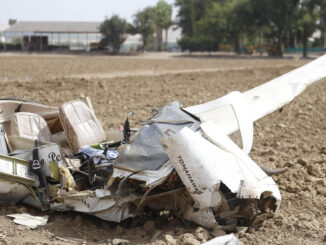 Un hombre de unos 60 años ha muerto este sábado al estrellarse contra el suelo, en una zona agrícola de la barriada cordobesa de Villarrubia, la avioneta que pilotaba, mientras que la mujer que le acompañaba ha resultado herida y ha sido trasladada al Hospital Reina Sofía en la capital.EFE/Salas