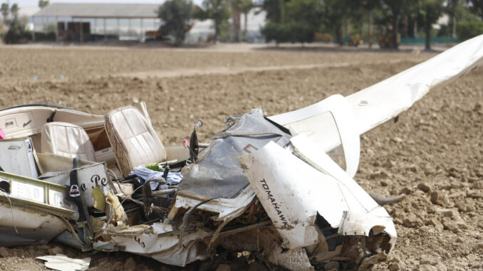 Un hombre de unos 60 años ha muerto este sábado al estrellarse contra el suelo, en una zona agrícola de la barriada cordobesa de Villarrubia, la avioneta que pilotaba, mientras que la mujer que le acompañaba ha resultado herida y ha sido trasladada al Hospital Reina Sofía en la capital.EFE/Salas
