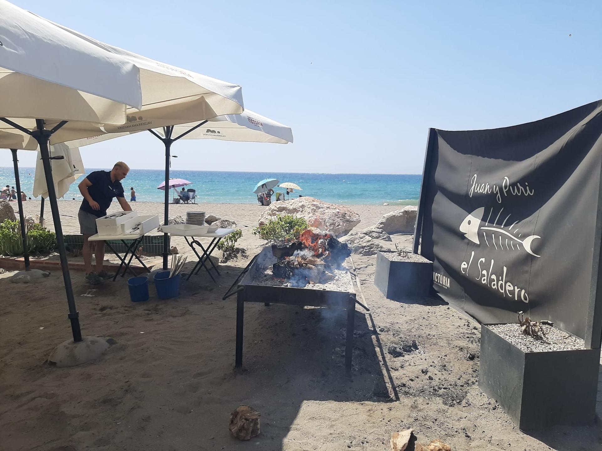 Chiringuito de playa El Saladero de la Costa del Sol Oriental, ubicado en el núcleo de población de Caleta de Vélez, en el municipio de Vélez-Málaga (Málaga), donde este jueves la princesa Leonor disfrutó de un encuentro con unos amigos, según han informado a EFE testigos presenciales. EFE/Salvador Ruiz
