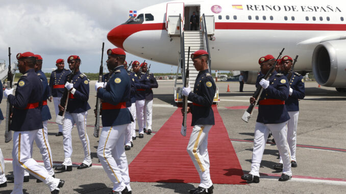 Integrantes de la guardia de honor en el aeropuerto Las Américas con motivo de la investidura para un segundo mandato del presidente de la República Dominicana Luis Abinader este jueves, en Santo Domingo (República Dominicana). EFE/ Orlando Barria
