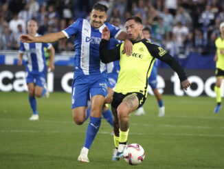 A. Sedlar, del Alavés (i), y Ezequiel Ávila, del Betis, durante el partido de la segunda jornada de Liga de Primera División disputado en el Estadio de Medizorroza, en una foto de archivo. EFE/L. Rico