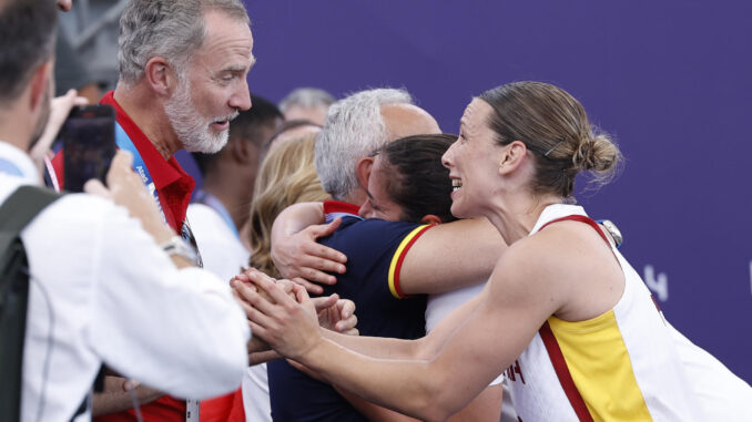 El rey Felipe VI saluda a la jugadora española Sandra Ygueravide (d) tras la victoria ante las estadounidenses en la semifinal femenina de baloncesto 3x3, entre Estados Unidos y España, celebrada en el marco de los Juegos Olímpicos París 2024, este lunes, en la capital gala. EFE/ Miguel Toña
