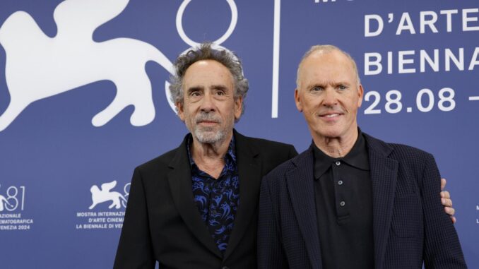 Tim Burton y Michael Keaton durante la 81 Mostra de Venecia. EFE/EPA/ETTORE FERRARI
