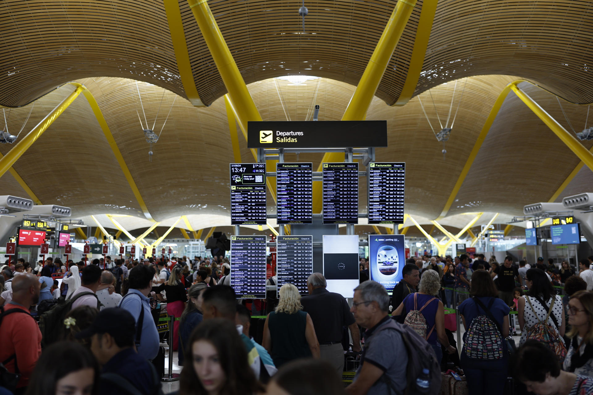 Aspecto que presenta el aeropuerto de Madrid este sábado,coincidiendo con la Operación Retorno. EFE/ Rodrigo Jiménez
