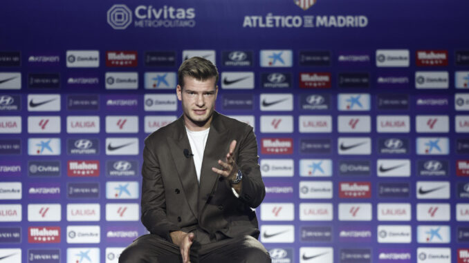 El noruego Alexander Sorloth, nuevo delantero del Atlético de Madrid, durante su presentación en el Civitas Metropolitano. EFE/ Sergio Pérez
