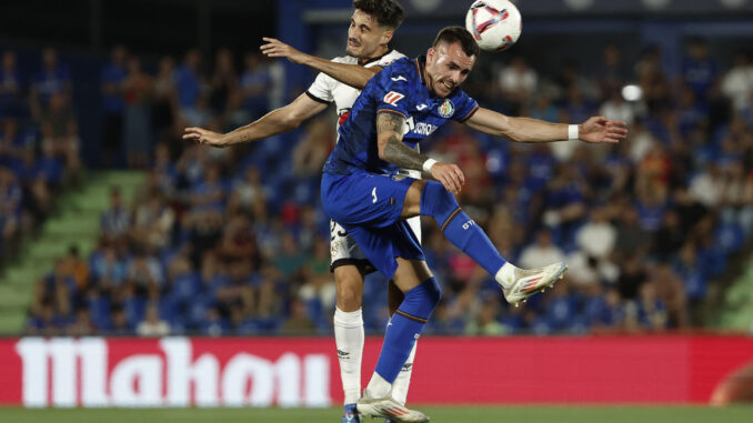 El centrocampista del Getafe Alex Sola (i) con el centrocampista del Rayo Óscar Valentín (i), durante el partido de la segunda jornada de Liga disputado este sábado entre el Getafe y el Rayo Vallecano en el estadio Coliseum. EFE/Sergio Pérez
