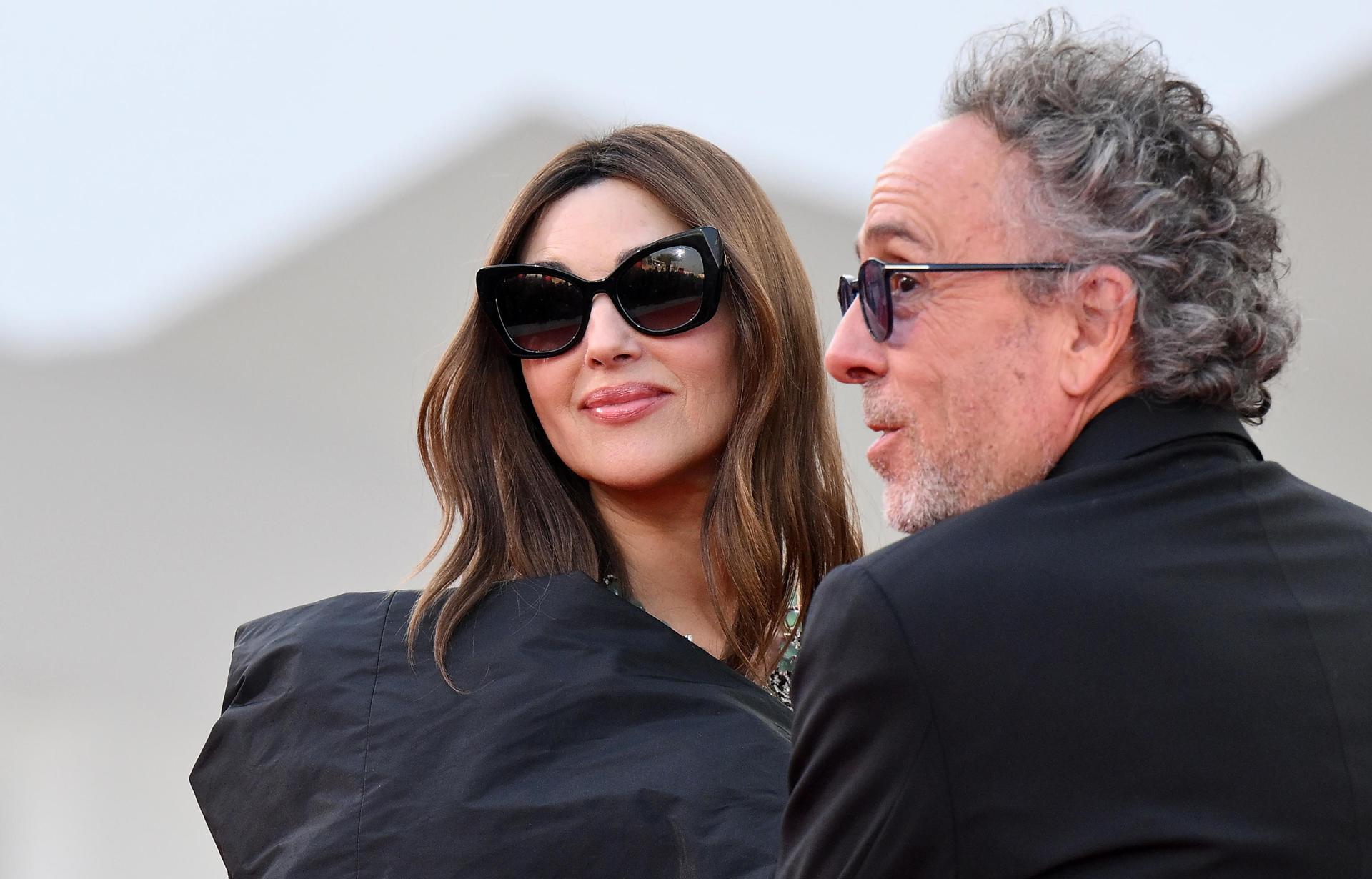 El director estadounidense Tim Burton (derecha) y la actriz italiana Monica Bellucci llegan a la ceremonia de apertura y proyección de 'Beetlejuice Beetlejuice' en el 81º Festival Internacional de Cine de Venecia, en Venecia, Italia, el 28 de agosto de 2024. La película se presenta fuera de competición en el festival que se celebra del 28 de agosto al 7 de septiembre de 2024. (Cine, Italia, Niza, Venecia) EFE/EPA/ETTORE FERRARI
