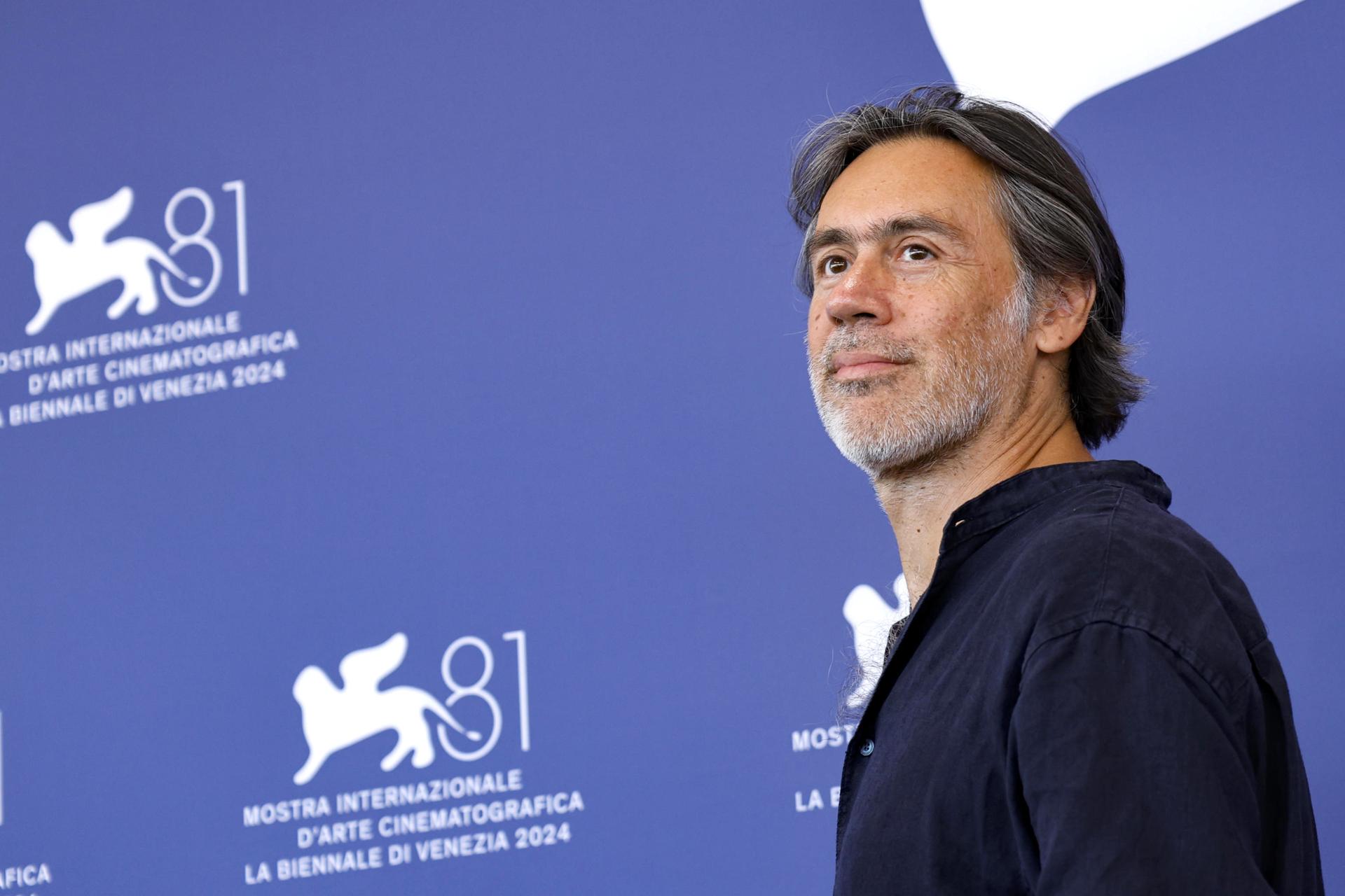 El director francés Emmanuel Mouret posa en una sesión fotográfica de 'Trois Amies (Tres amigos)' en el 81º Festival Internacional de Cine de Venecia, en Venecia, Italia, el 30 de agosto de 2024. La película se presenta en la competición oficial 'Venezia 81' del festival que se celebra del 28 de agosto al 7 de septiembre de 2024. (Cine, Italia, Niza, Venecia) EFE/EPA/FABIO FRUSTAC
