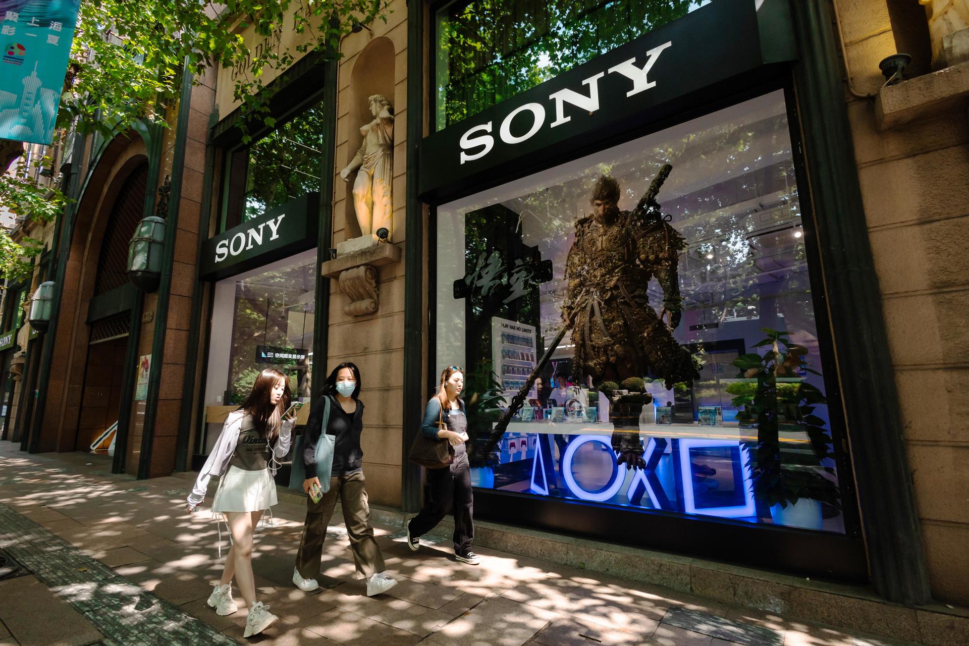 Publicidad de 'Black Myth: Wukong' en una tienda Sony en Shanghai. EFE/EPA/ALEX PLAVEVSKI
