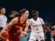 Leonor Rodríguez de España (i), en acción contra Yvonne Anderson de Serbia, durante el partido del Grupo A del torneo olímpico de baloncesto. EFE/EPA/ALEX PLAVEVSKI