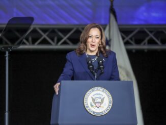 La vicepresidenta de EE.UU., Kamala habla con miembros de la hermandad históricamente negra, Sigma Gamma Rho en Houston (EE.UU.). EFE/EPA/LESLIE PLAZA JOHNSON