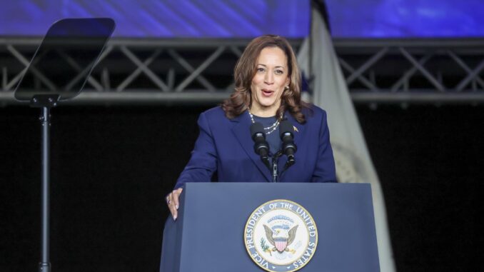 La vicepresidenta de EE.UU., Kamala habla con miembros de la hermandad históricamente negra, Sigma Gamma Rho en Houston (EE.UU.). EFE/EPA/LESLIE PLAZA JOHNSON
