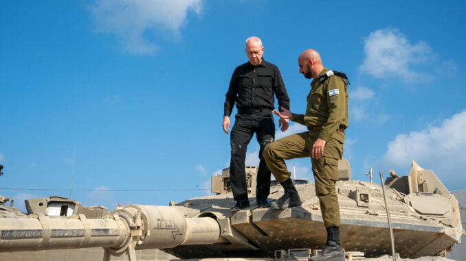 El ministro de Defensa israelí, Yoav Gallant, durante una visita a la brigada del Ejército encargada de la tecnología sobre el terreno, el 4 de julio de 2024. EFE/ Ariel Hermoni
