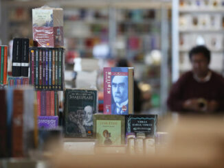 Fotografía de estanterías con libros durante la versión 23 de la Feria Internacional del Libro, este miércoles en La Paz (Bolivia). EFE/ Luis Gandarillas