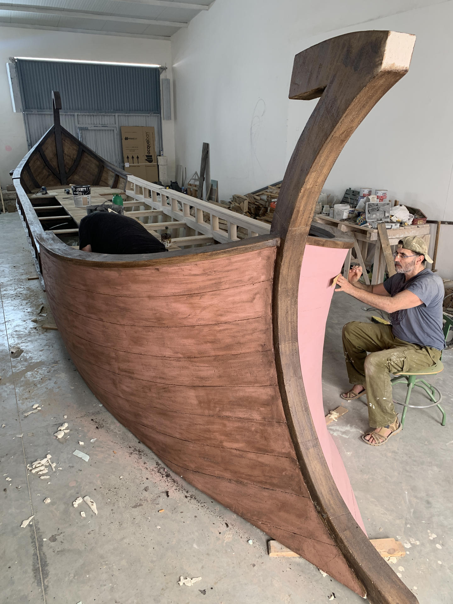 Un impresionante barco etrusco del siglo VI antes de Cristo se ha construido en una nave de Gilena (Sevilla), con destino a formar parte de una colección museográfica de la localidad, la primera que se creo en España, y será estrenado el próximo fin de semana para recrear una batalla naval. EFE/Fermín Cabanillas
