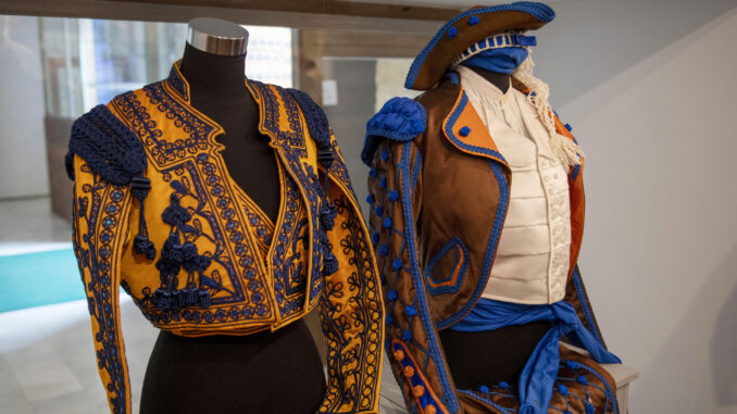 Dos trajes de torero de diferentes épocas que forman parte de la muestra ‘Vestir el rito. Exposición de indumentaria taurina”, donde se puede observar la evolución del traje de luces desde 1845 hasta nuestros días, abierta al público en el centro del Patrimonio Mundial del Ayuntamiento de la localidad jiennense de Baeza. EFE/José Manuel Pedrosa.
