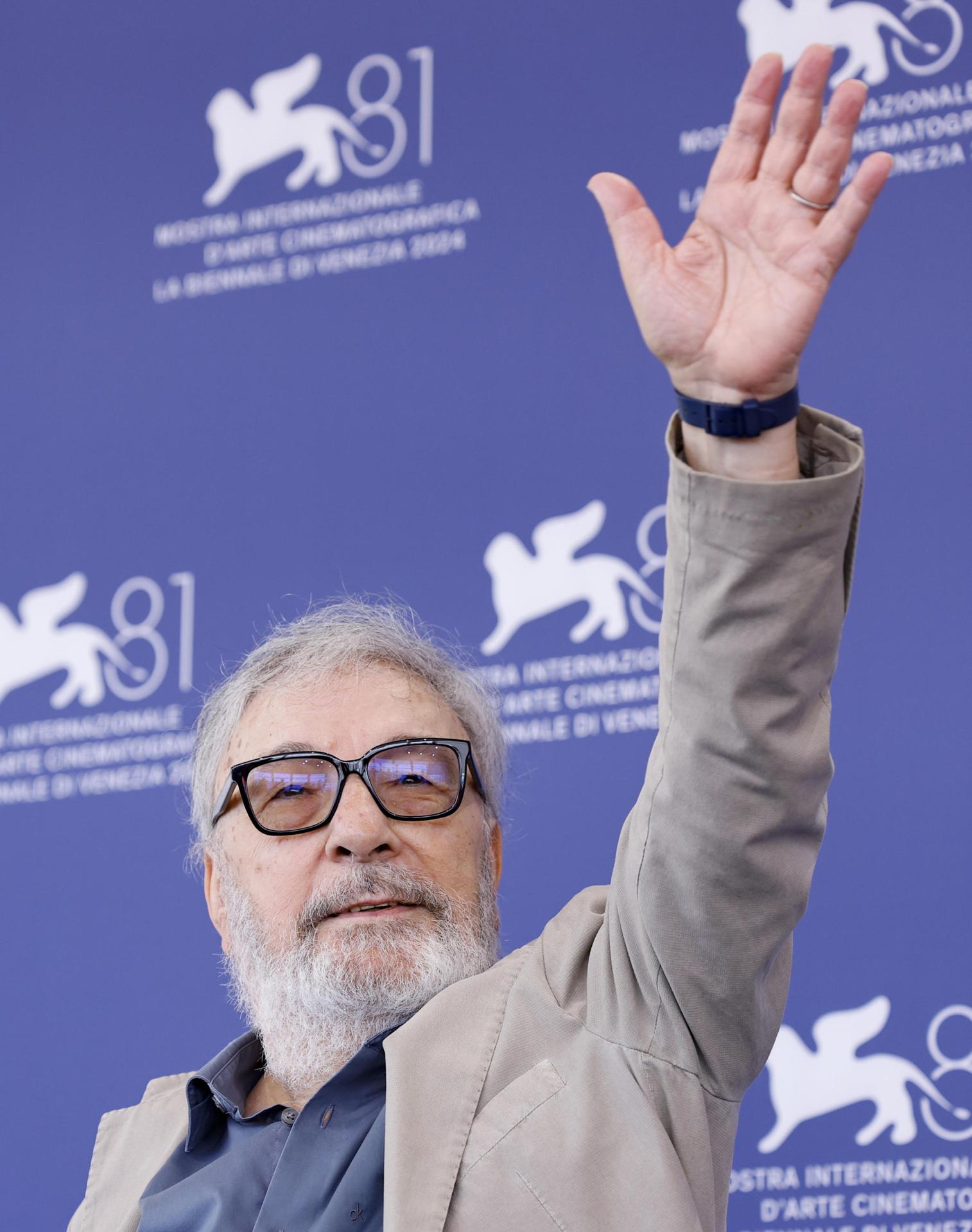 El director italiano Gianni Amelio posa en una sesión fotográfica de 'Campo Di Battaglia' durante el Festival de Cine de Venecia, en Venecia, Italia, el 31 de agosto de 2024. La película se presenta en la competición oficial 'Venezia 81' del festival que se celebra del 28 de agosto al 7 de septiembre de 2024. (Cine, Italia, Niza, Venecia) EFE/EPA/FABIO FRUSTAC
