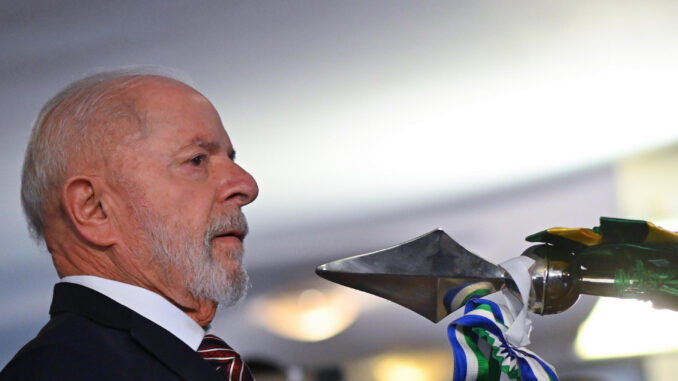 El presidente de Brasil, Luiz Inácio Lula da Silva, participa en la ceremonia de conmemoración de los 25 años del Ministerio de Defensa, este miércoles en Brasilia (Brasil). EFE/ Andre Borges
