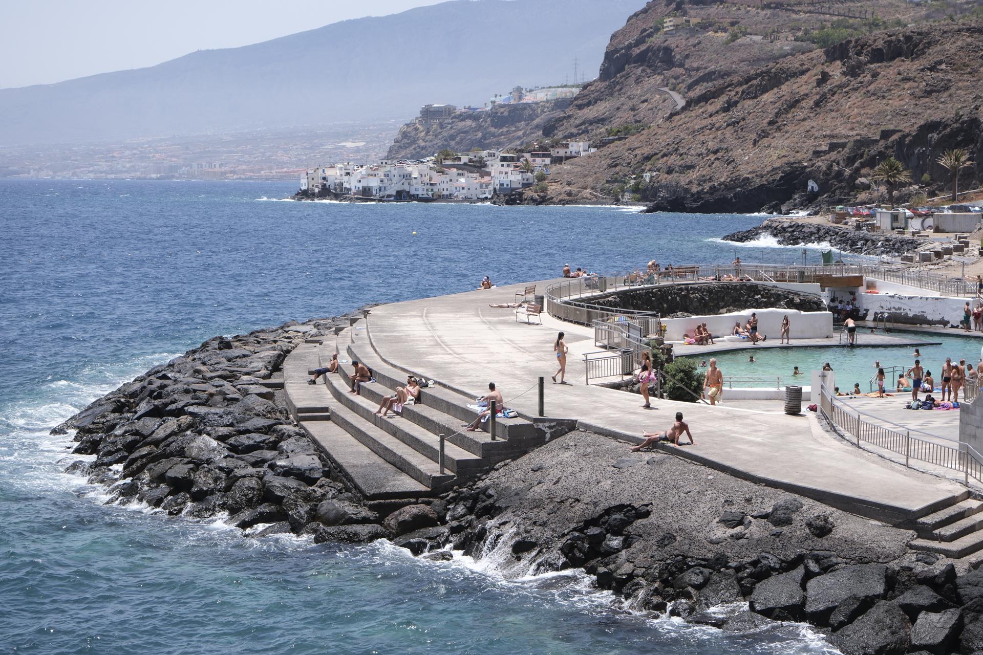 En la imagen, un grupo de personas en el mar en la costa de Tabaiba, en Tenerife. EFE/Alberto Valdés
