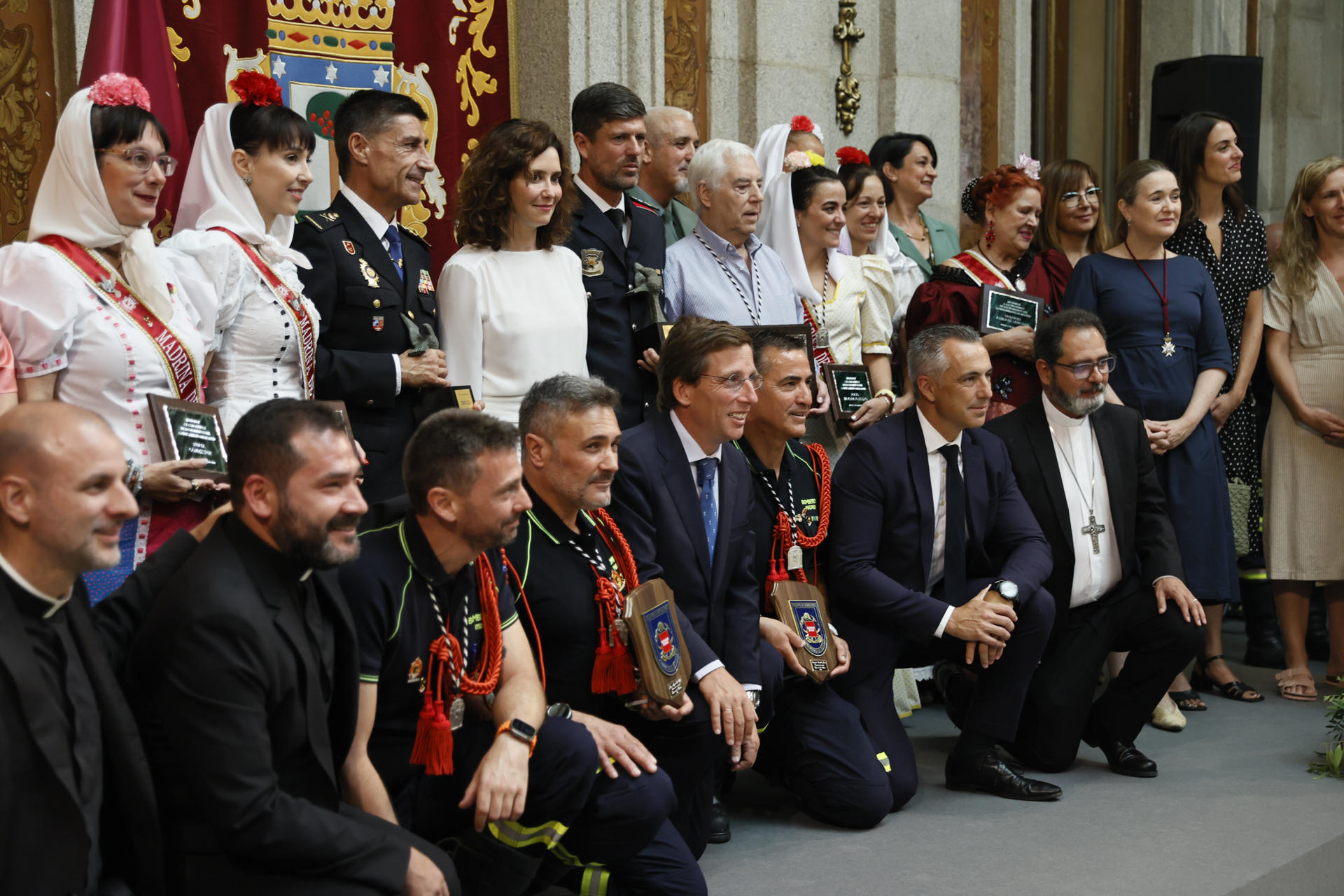 Foto de familia de dirigentes políticos y autoridades durante el acto de entrega de 'Las Palomas de Bronce-Bomberos de Madrid' con motivo de la Virgen de la Paloma, patrona del cuerpo de Bomberos de la capital, este jueves en el Ayuntamiento de Madrid. EFE/ Fernando Alvarado
