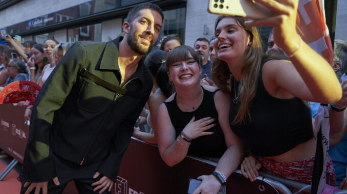 El presentador David Broncano se fotografía con fans en la última edición del Festival de Televisión de Vitoria. EFE/ Adrian Ruíz de Hierro
