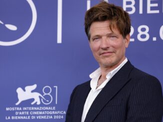 El director de cine danés Thomas Vinterberg posa en una sesión fotográfica de 'Familier som vores (Familias como la nuestra)' durante el Festival de Cine de Venecia, en Venecia, Italia, el 31 de agosto de 2024. La película se presenta fuera de competición en el festival que se celebra del 28 de agosto al 7 de septiembre de 2024. (Cine, Italia, Niza, Venecia) EFE/EPA/FABIO FRUSTAC