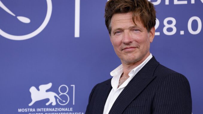 El director de cine danés Thomas Vinterberg posa en una sesión fotográfica de 'Familier som vores (Familias como la nuestra)' durante el Festival de Cine de Venecia, en Venecia, Italia, el 31 de agosto de 2024. La película se presenta fuera de competición en el festival que se celebra del 28 de agosto al 7 de septiembre de 2024. (Cine, Italia, Niza, Venecia) EFE/EPA/FABIO FRUSTAC
