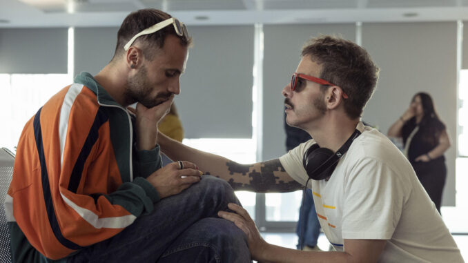 Momento del rodaje de la serie 'Yo, adicto' con el protagonista, Oriol Pla (izq) y el codirector, Javier Giner. Con gran experiencia en el cine -fue jefe de prensa de El Deseo, representante de Penélope Cruz y estudió dirección en Los Ángeles- Giner se estrena este año en el Festival de San Sebastián como codirector de 'Yo, adicto', algo que le tiene tan emocionado como nervioso. EFE/Disney+ España. -SOLO USO EDITORIAL/SOLO DISPONIBLE PARA ILUSTRAR LA NOTICIA QUE ACOMPAÑA (CRÉDITO OBLIGATORIO)-
