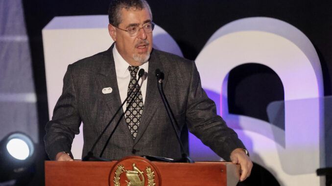 Fotografía de archivo del presidente de Guatemala, Bernardo Arévalo de León (i). EFE/ Fernando Ruiz
