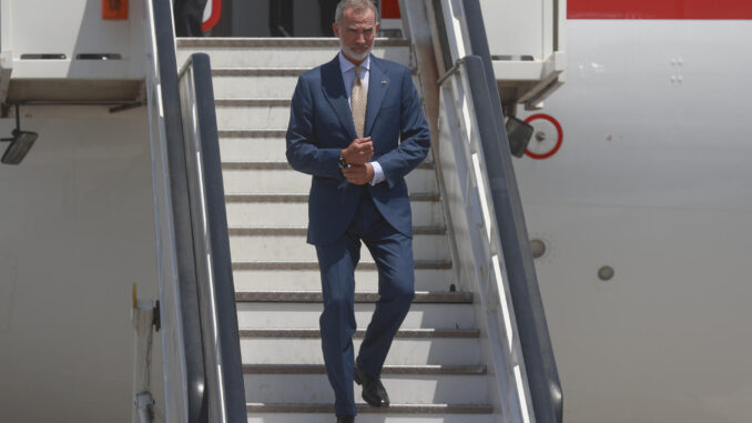 El rey Felipe VI desciende de un avión a su llegada al aeropuerto Las Américas con motivo de la investidura para un segundo mandato del presidente de la República Dominicana LFeliuis Abinader este jueves, en Santo Domingo (República Dominicana). EFE/ Orlando Barria
