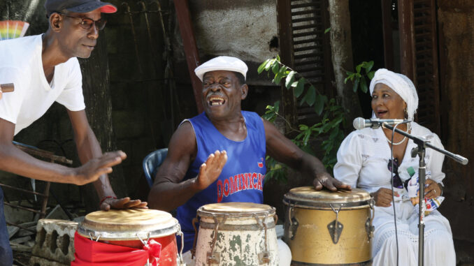 El rumbero Enrique Ceballos Pérez, conocido por Pelayo (c), en una rumba en el patio de su casa durante el Festival Internacional de rumba Timbalaye,en La Habana (Cuba). EFE/ Ernesto Mastrascusa
