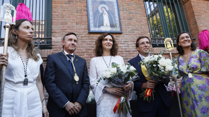 La presidenta de la Comunidad de Madrid, Isabel Díaz Ayuso (c) y el alcalde de Madrid, José Luis Martinez-Almeida (2d), acuden a la Iglesia de la Virgen de la Paloma para la ofrenda floral y su posterior misa en esta jornada en la que se pone el broche a doce días de fiestas, este jueves en Madrid. EFE/ Fernando Alvarado
