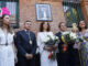 La presidenta de la Comunidad de Madrid, Isabel Díaz Ayuso (c) y el alcalde de Madrid, José Luis Martinez-Almeida (2d), acuden a la Iglesia de la Virgen de la Paloma para la ofrenda floral y su posterior misa en esta jornada en la que se pone el broche a doce días de fiestas, este jueves en Madrid. EFE/ Fernando Alvarado