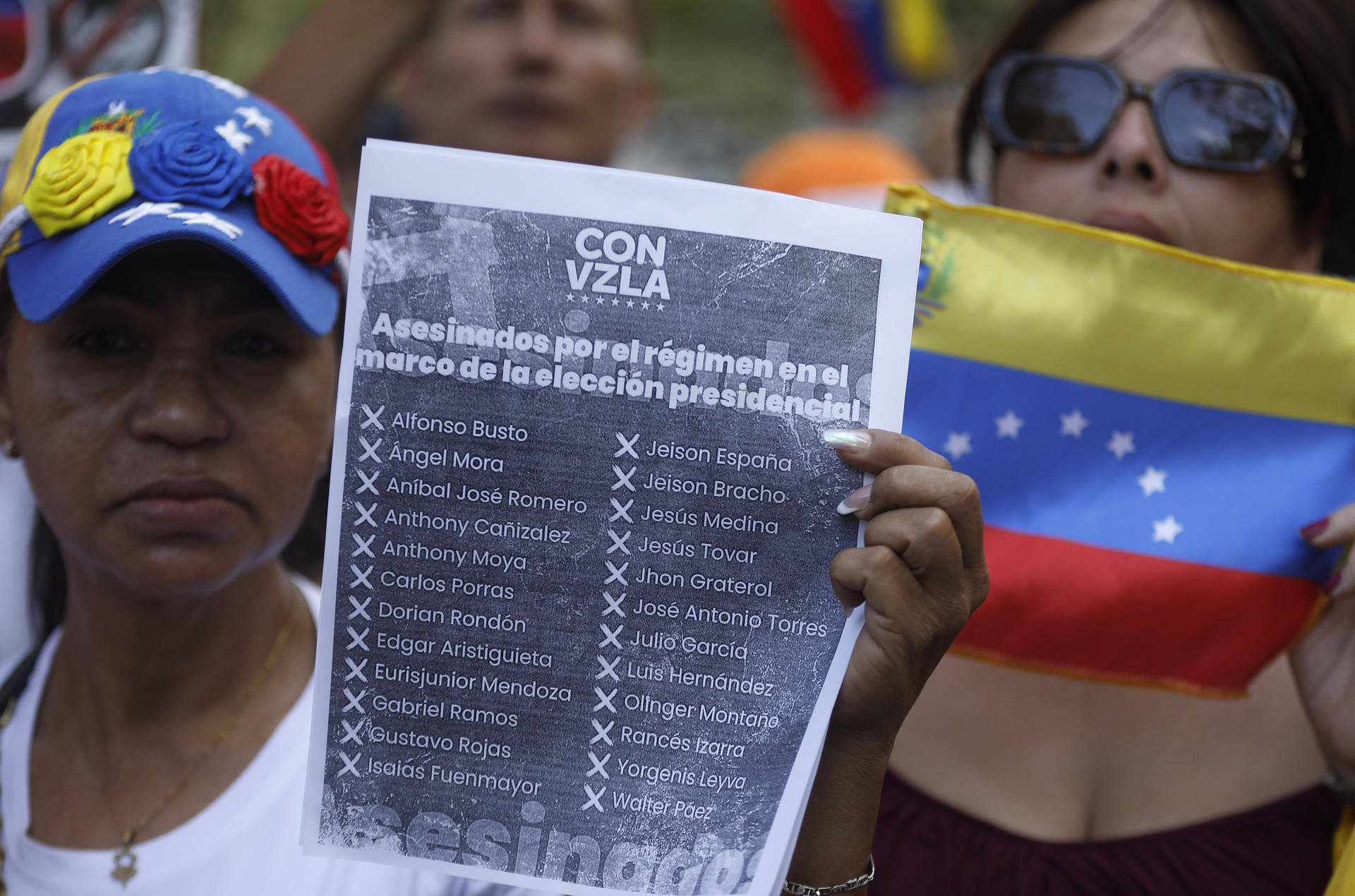 Ciudadanos venezolanos que residen en Colombia protestan este sábado, para rechazar los resultados de las elecciones celebradas el 28 de julio, en Medellín (Colombia). EFE/ Luis Eduardo Noriega Arboleda
