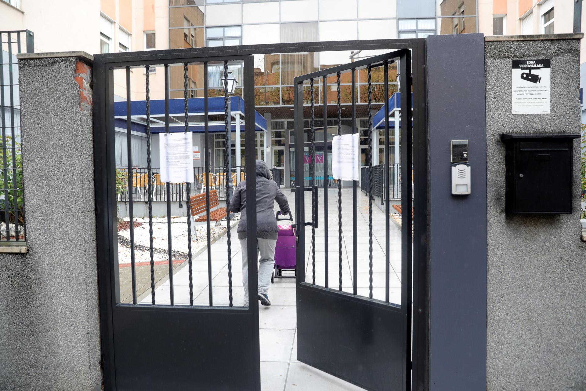 Foto de archivo de abril de 2020 de una mujer con suministros entrando en la residencia Vitalia en Leganés, en Madrid. EFE/ Juanjo Martín
