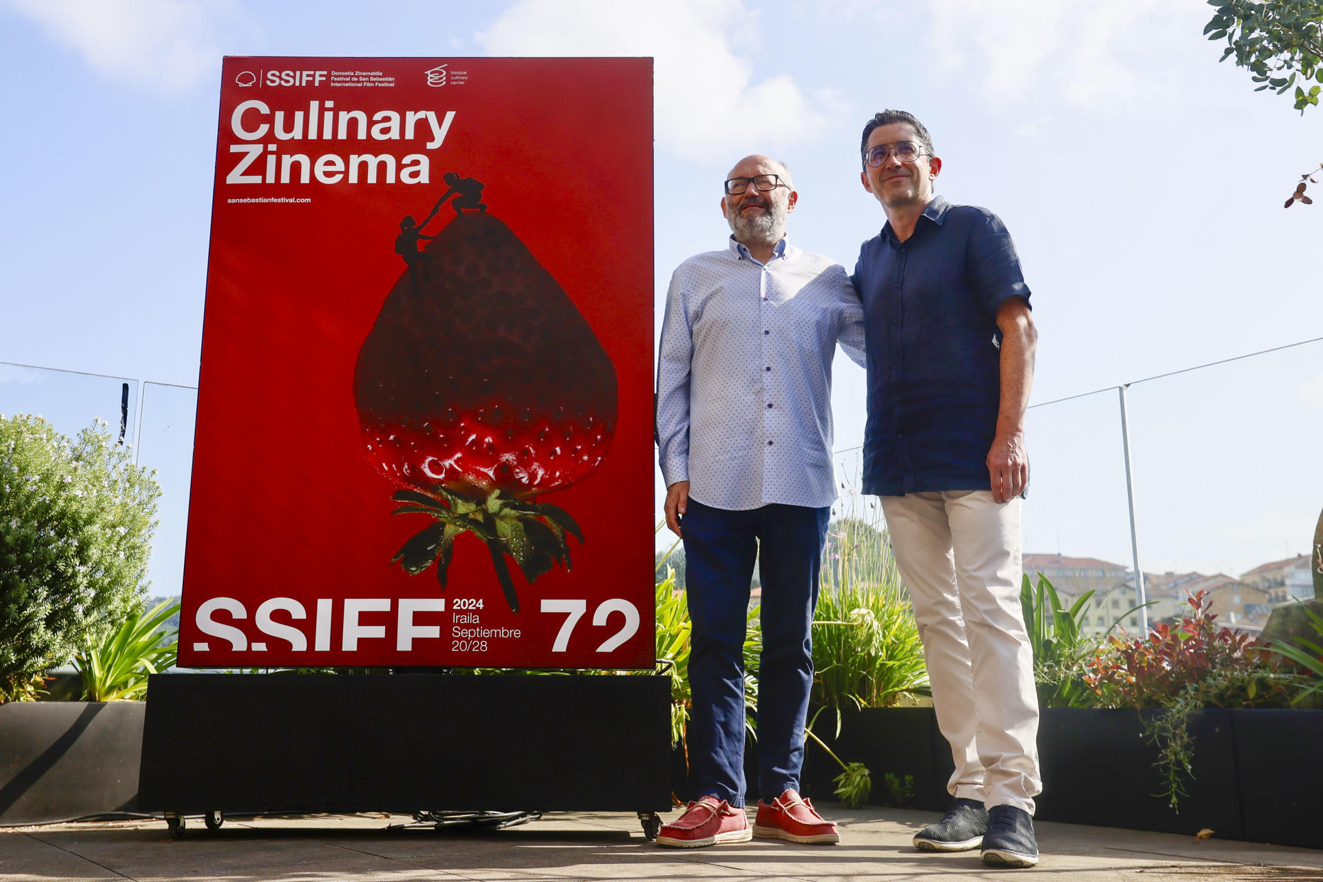 El director del Basque Culinary Center Joxe Mari Aizega (d) junto al su homólogo del Festival de Cine San Sebastián, José Luis Rebordinos (i) presentan este miércoles en san Sebastián los contenidos que este año ofrecerá la sección Culinary Zinema, que aúna cine y gastronomía con proyecciones y cenas temáticas.EFE/Javi Colmenero
