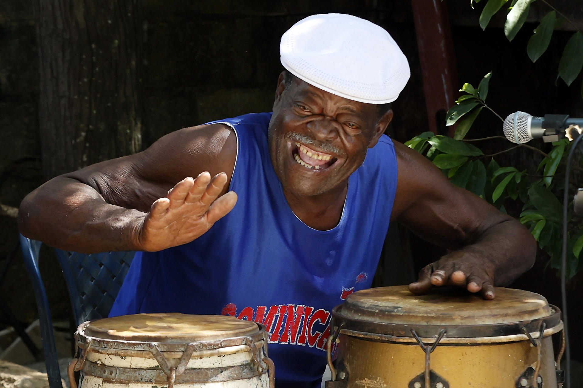 El rumbero Enrique Ceballos Pérez, conocido por Pelayo (c), en una rumba en el patio de su casa durante el Festival Internacional de rumba Timbalaye,en La Habana (Cuba). EFE/ Ernesto Mastrascusa
