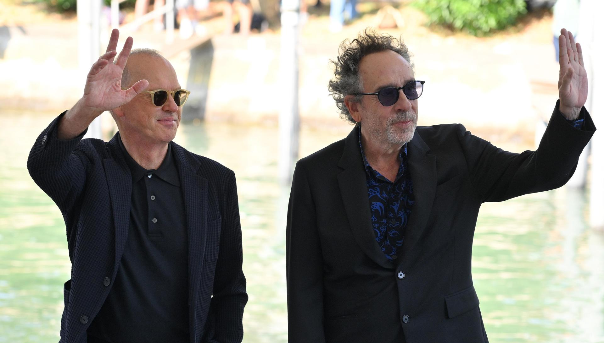 Tim Burton y Michael Keaton durante la 81 Mostra de Venecia. EFE/EPA/ETTORE FERRARI
