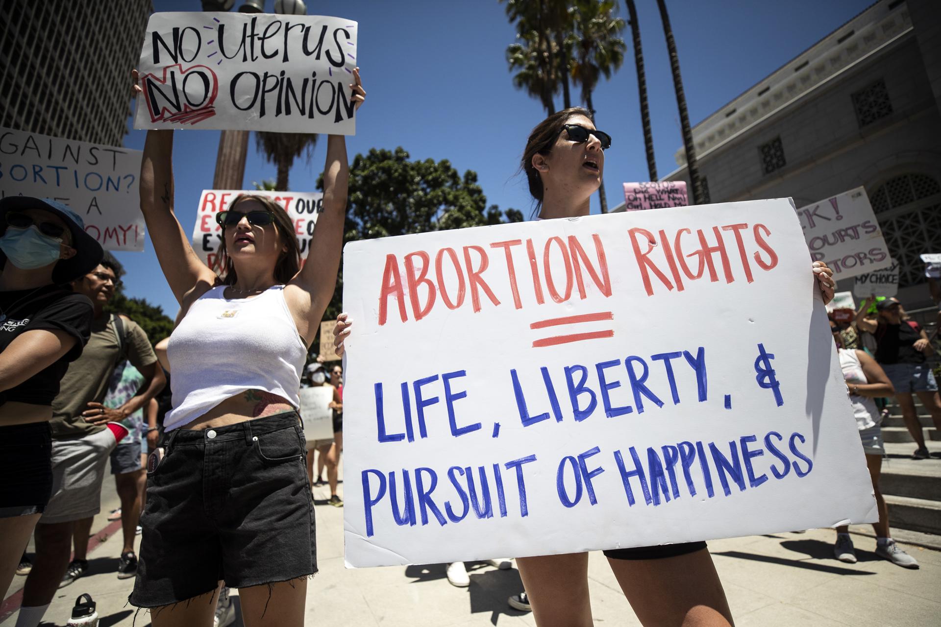 Fotografía de archivo del 25 de junio de 2022, de manifestantes sosteniendo carteles durante una protesta a favor del aborto en Los Ángeles, California (Estados Unidos). EFE/EPA/ Etienne Laurent
