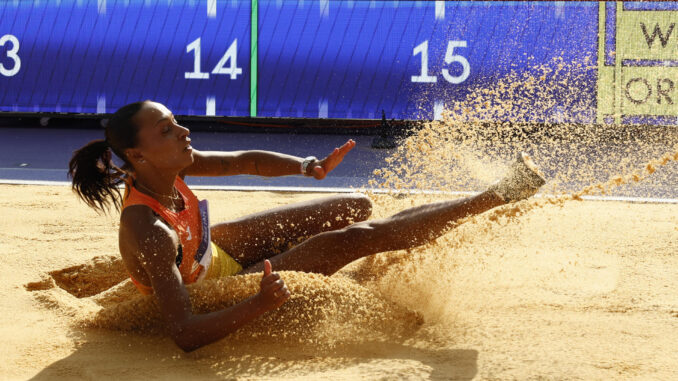 La española Ana Peleteiro durante la prueba de Triple salto femenino de los Juegos Olímpicos de París 2024, este viernes en la capital francesa. EFE/ Julio Muñoz
